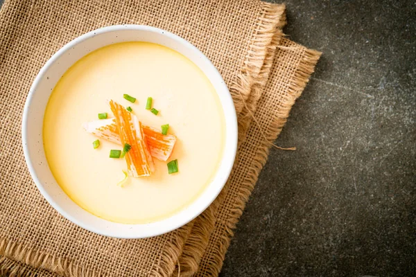 Yengeç sopasıyla haşlanmış yumurta ve taze soğan.