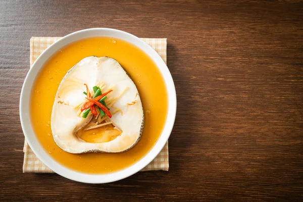 Soya soslu haşlanmış morina balığı ya da buğulanmış kar balığı ya da soya soslu Şili Bası.