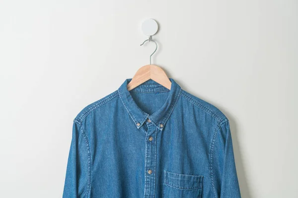 Pendurado Camisa Jeans Com Cabide Madeira Parede — Fotografia de Stock