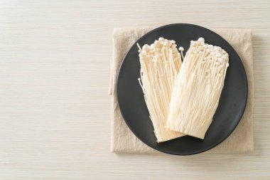 taze enoki mantarı ya da tabakta altın iğne mantarı