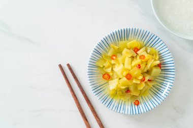 Baharatlı salata turşusu lahana ya da susam yağlı kereviz Asya yemeği tarzı.