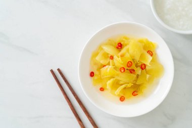 Baharatlı salata turşusu lahana ya da susam yağlı kereviz Asya yemeği tarzı.