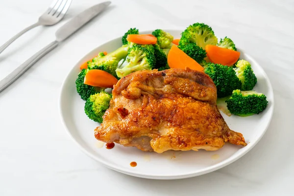 Teriyaki Hühnersteak Mit Brokkoli Und Karotten — Stockfoto