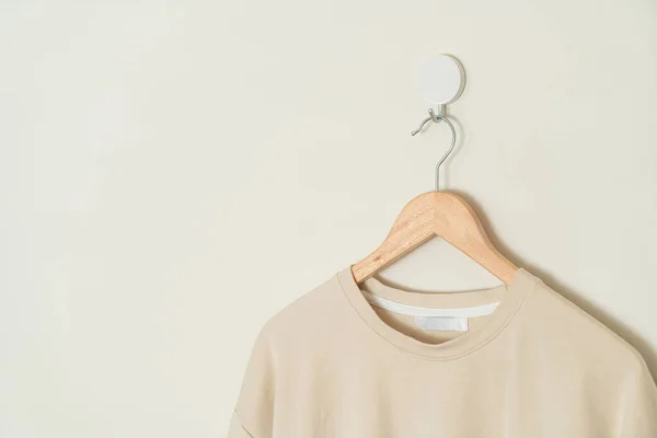 Camiseta Bege Pendurada Com Cabide Madeira Parede — Fotografia de Stock