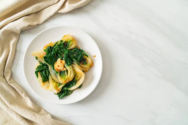 bebek Çin lahanası istiridye soslu ve sarımsaklı - Asya yemeği tarzı