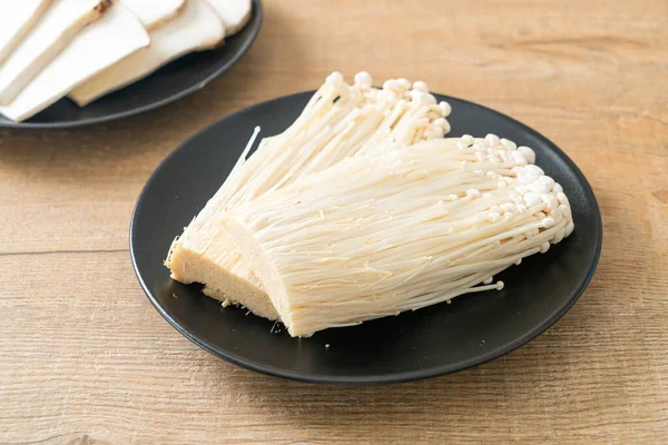 taze enoki mantarı ya da tabakta altın iğne mantarı