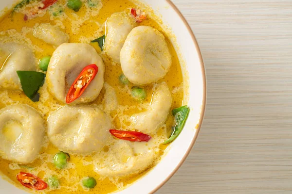 Zielona Zupa Curry Kulą Rybną Tajski Styl Żywności — Zdjęcie stockowe