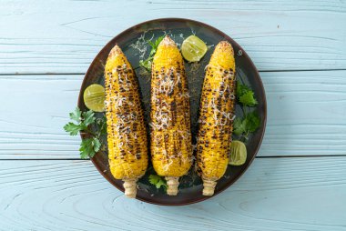 Barbekü ve ızgara mısır, peynirli ve limonlu