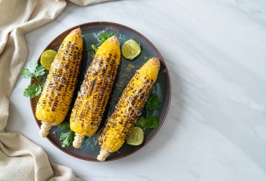 Barbekü ve ızgara mısır, peynirli ve limonlu