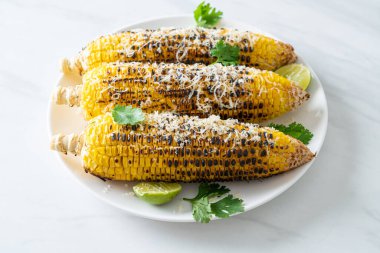 Barbekü ve ızgara mısır, peynirli ve limonlu