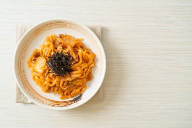 Kore usulü kimchi ve domuz etli kızarmış udon eriştesi.