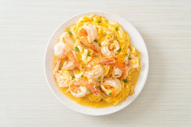 Karidesli ev yapımı kremalı omlet veya çırpılmış yumurta ve karides.