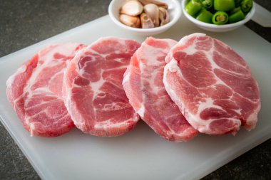 Taze domuz boyunlu ya da yakalı domuz eti ve terbiye edilecek malzemeler.