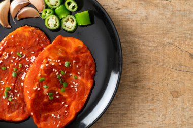 Kore usulü ızgara için baharatlı Kore ezmesiyle marine edilmiş domuz eti ya da taze domuz eti.