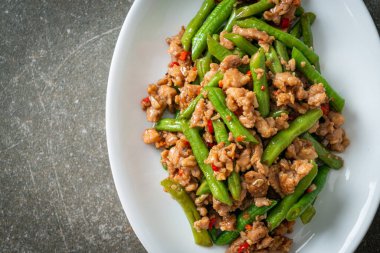 Kızarmış Fransız fasulyesi ya da kıymalı yeşil fasulye. Asya usulü.