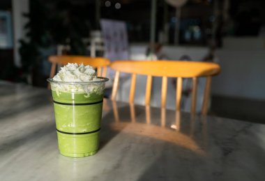 Krem şantiyle karıştırılmış kibrit yeşili latte.