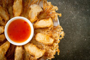 Kızarmış Enoki mantarı ve baharatlı soslu istiridye mantarı. Vejetaryen yemek tarzı.