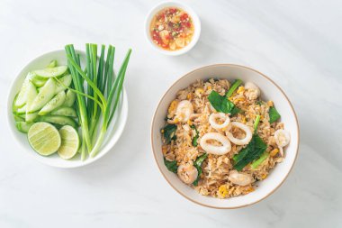 Kalamarlı ya da ahtapotlu pilav. Kalamar, yumurta ve lahana ile kızartılmış pirinç.