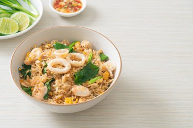 Kalamarlı ya da ahtapotlu pilav. Kalamar, yumurta ve lahana ile kızartılmış pirinç.