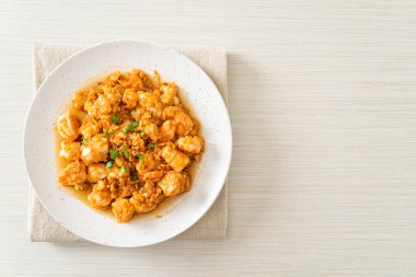 Kızarmış karides, sarımsak ve karides ezmesi.