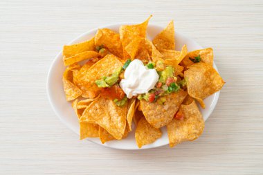 Meksika nachos tortilla cipsi jalapeno, guacamole, domates sosu ve sos.