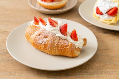 Çilekli ve taze kremalı kruvasan.