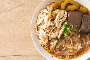 Kahverengi Çorba Kasesinde haşlanmış Tavuk Eriştesi - Asya usulü