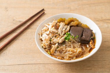 Kahverengi Çorba Kasesinde haşlanmış Tavuk Eriştesi - Asya usulü