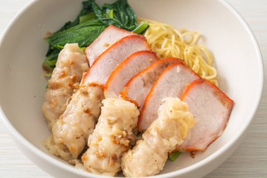 Barbekü Kırmızı Domuz eti ve Asya usulü Çorbalı Wonton Eriştesi.