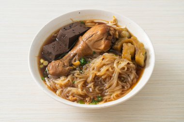 Kahverengi Çorba Kasesinde haşlanmış Tavuk Eriştesi - Asya usulü