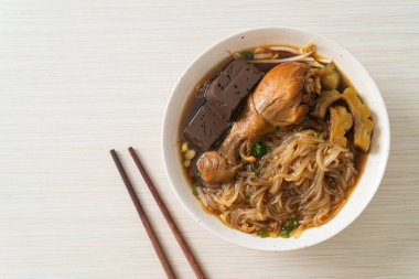 Kahverengi Çorba Kasesinde haşlanmış Tavuk Eriştesi - Asya usulü