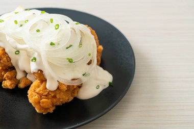 Kore usulü kremalı soğan soslu kar soğanı tavuğu ya da kızarmış tavuk.