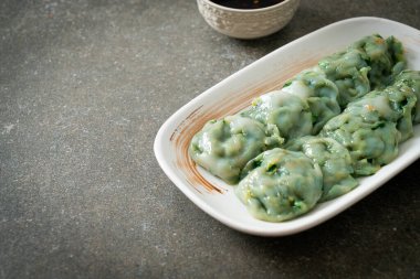 Soslu buğulanmış frenk soğanı. Asya usulü.