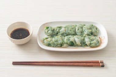 Soslu buğulanmış frenk soğanı. Asya usulü.