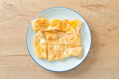 Yumurtalı kızarmış roti ve yoğunlaştırılmış süt.