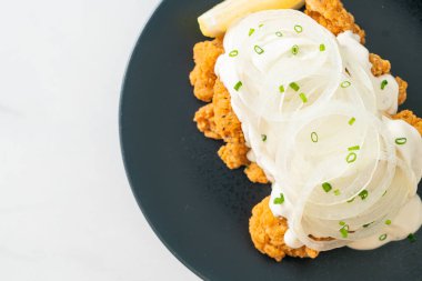 Kore usulü kremalı soğan soslu kar soğanı tavuğu ya da kızarmış tavuk.