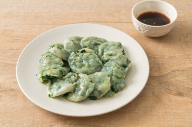 Soslu buğulanmış frenk soğanı. Asya usulü.