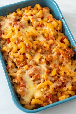 İtalyan usulü peynirli ev yapımı fırında makarna.