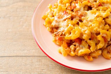 İtalyan usulü peynirli ev yapımı fırında makarna.