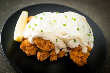 Kore usulü kremalı soğan soslu kar soğanı tavuğu ya da kızarmış tavuk.