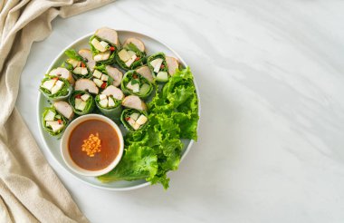 Vietnam köftesi dürümü veya Vietnam salatası dürümü veya Namnueng veya Nem Nuong - Asya yemeği tarzı
