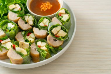 Vietnam köftesi dürümü veya Vietnam salatası dürümü veya Namnueng veya Nem Nuong - Asya yemeği tarzı