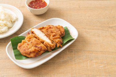 Yapışkan pirinç ve baharatlı tatlı soslu kızarmış tavuk.