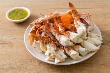 Baharatlı deniz ürünleri soslu haşlanmış mavi yengeç. Deniz ürünleri tarzı.