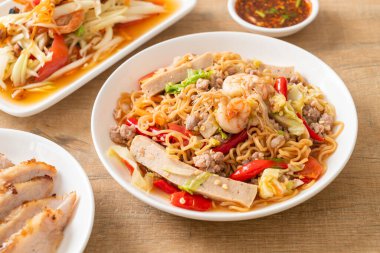 Asya usulü baharatlı erişte salatası, Tayland usulü.