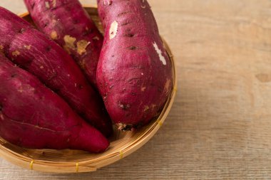 Taze Japon tatlı patatesleri.