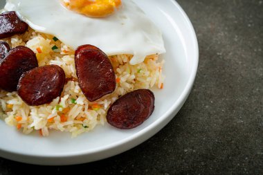 Kızarmış pirinç, yumurta ve Çin sosisi Asya usulü ev yapımı yemek.