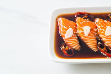 Salamura edilmiş somon balığı ya da Kore usulü soya sosu.