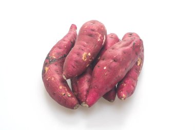 Beyaz arka planda izole edilmiş taze Japon patatesleri.