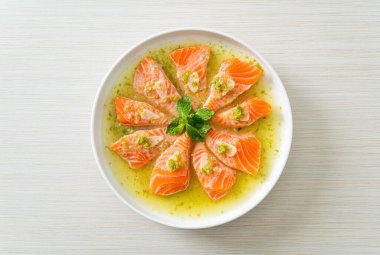 Baharatlı Taze Somon Çiğ Deniz Ürünleri Salatası Sosu